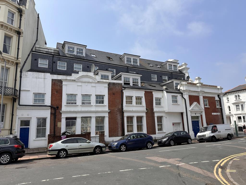 Lot: 54 - SUBSTANTIAL BLOCK OF 20 FLATS FOR IMMEDIATE INVESTMENT - Side elevation of freehold block of 20 flats